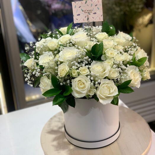 Белые розы в коробке Скорейшего выздоровления