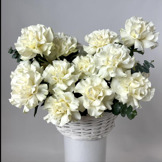 Белоснежка _ роскошная корзина из 51 классической белой розы