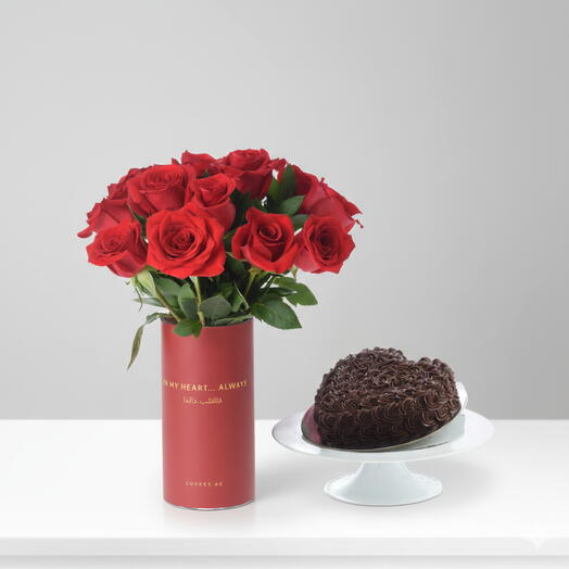 Combo vase 'In Love' avec roses rouges et gâteau