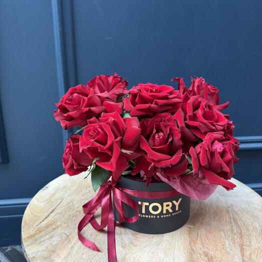 11 rosas rojas en una caja