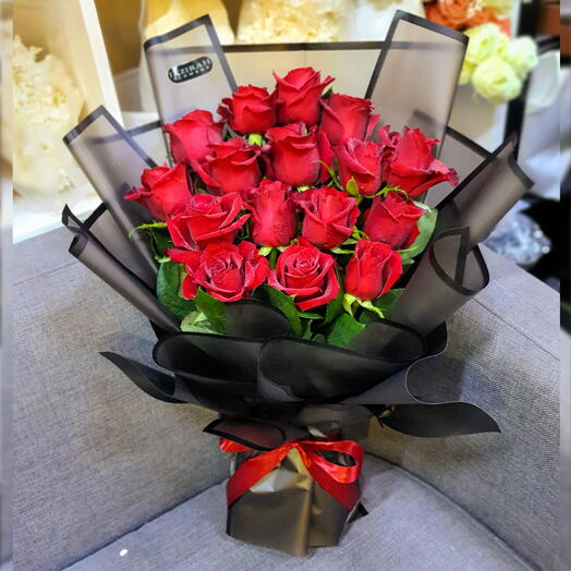 Букет красных роз в чёрной упаковке