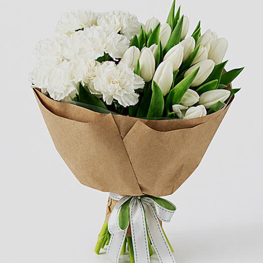 Мечты цвета слоновой кости — белый тюльпан   букет гвоздик
