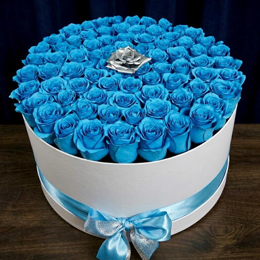 Couronne azur argentée – 80 roses bleues et 1 rose argentée en boîte