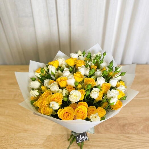 Ramo Sunshine - Rosas spray amarillas y blancas