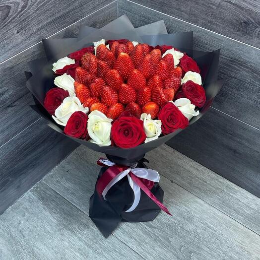 Клубника с белыми и красными розами