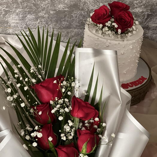 Подарочный набор из торта и букета в подарок особенным людям