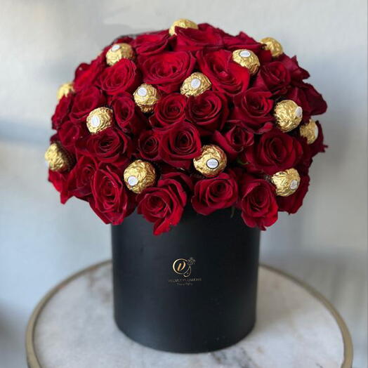 Красные розы и Ferroro Rocher в коробке на День святого Валентина