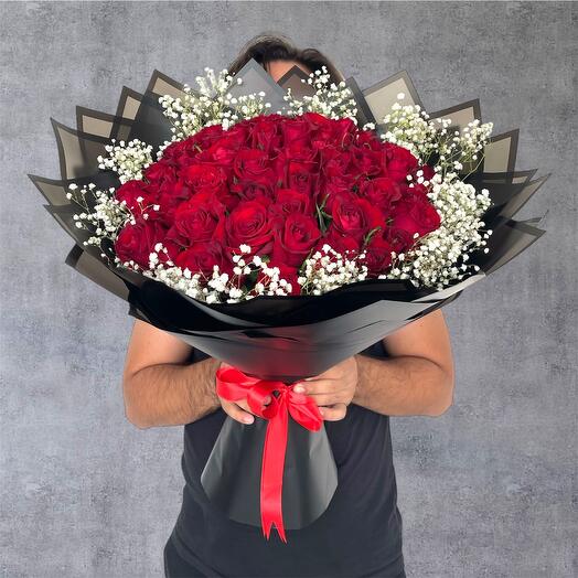 Roses rouges avec gypsophiles