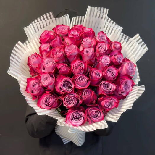 ФИОЛЕТОВЫЕ РОЗЫ В БУКЕТЕ