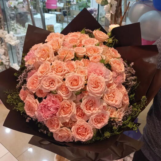 Ramo de rosas color rubor luminoso