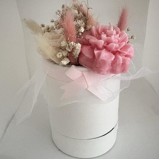 Мини-коробка с цветочным букетом из свечей