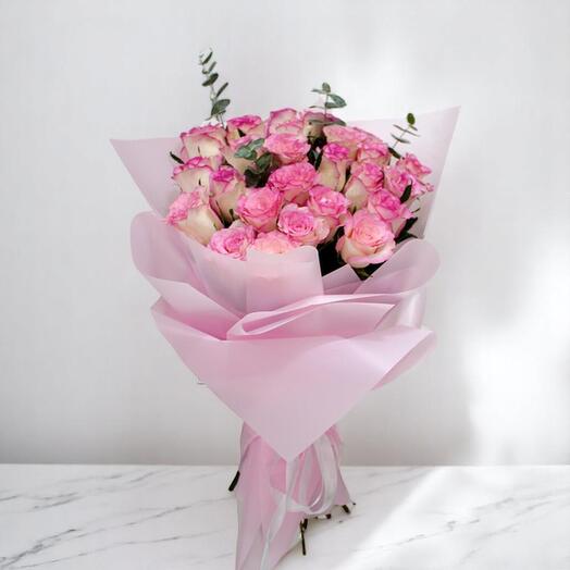 Букет Perapink – элегантная смешанная цветочная композиция из розовых и белых роз, связанная вручную