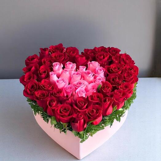 Классическая коробка в форме сердца с розами