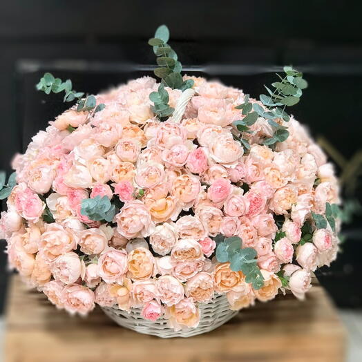 Корзина пионовидных роз