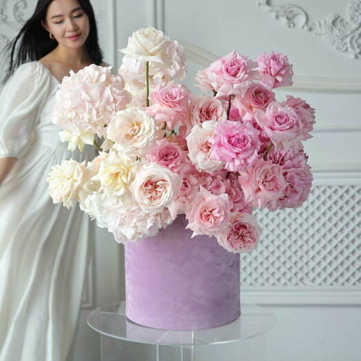 Сияющая _ нежно-розовая коробка с цветами