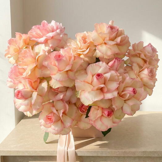 Esperance Luxury Rose Box Arrangement – 17 Premium Roses