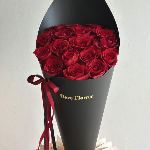 Ramo de rosas Signature con envoltorio negro – tamaño clásico