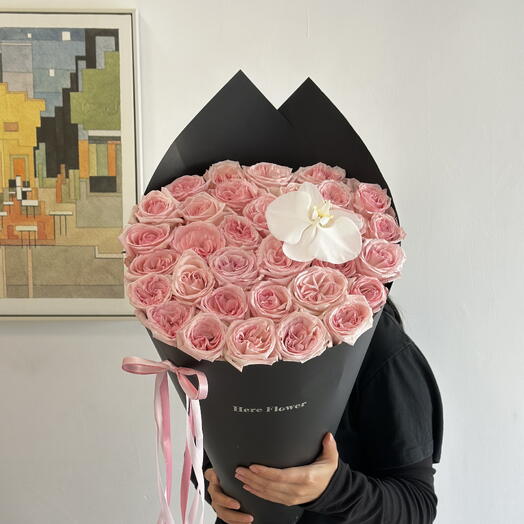 Elegant Black Wrap Rose Bouquet – Grand Size
