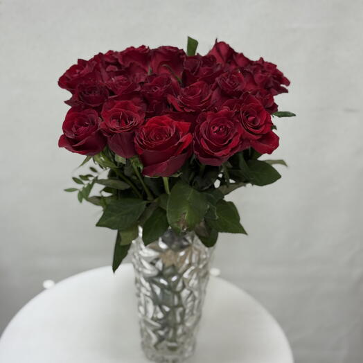 Red  roses vase