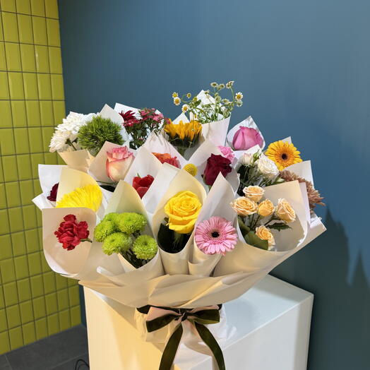 Masterpiece - different flowers in one bouquet