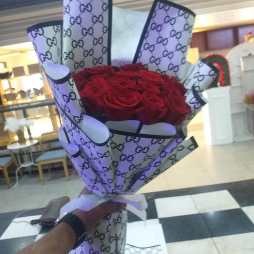 Композиция из красных роз