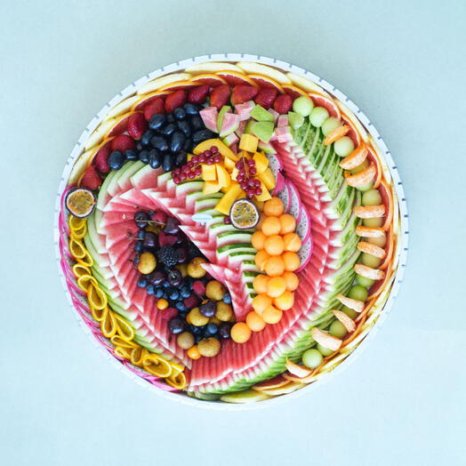 كعكة فواكه مقطعة إلى شرائح