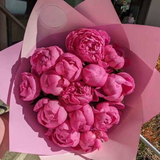 Bouquet of crimson peonies premium