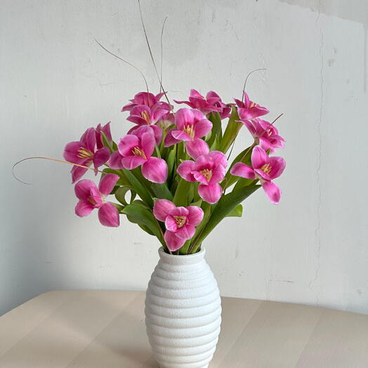 "Очарование розовых тюльпанов | 15 розовых тюльпанов в элегантном белом горшке – свежий   современный цветочный подарок"