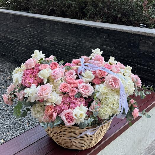 Фирменная композиция в корзине