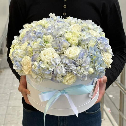 Синяя гортензия, белые садовые розы в коробке