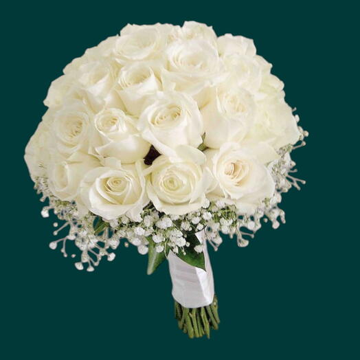 Облако из белых роз с гипсофилой