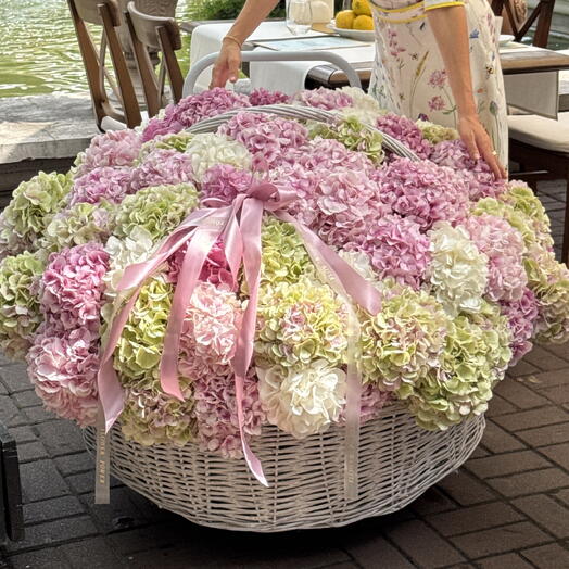 Пастельные луга: корзина размера WOW из розовых, белых и светло-зелёных гортензий