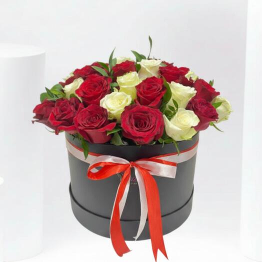 Коробка красных и белых роз