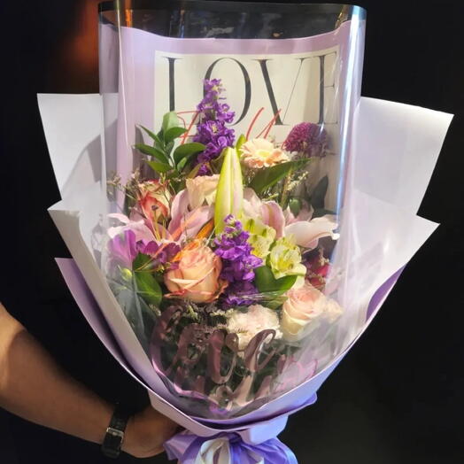 Романтический пастельный цветочный букет в розовой, персиковой и фиолетовой гамме - лилии, розы, гвоздики