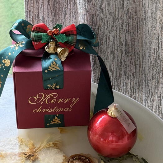 Metallic red bauble candle