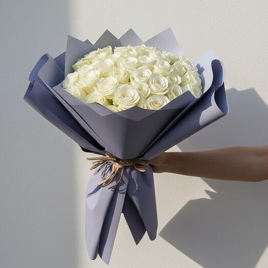 Ramo Serenidad Azul - 31 Rosas Blancas Premium en Envoltura Azul | Elegant Flowers Dubai | Flowwow