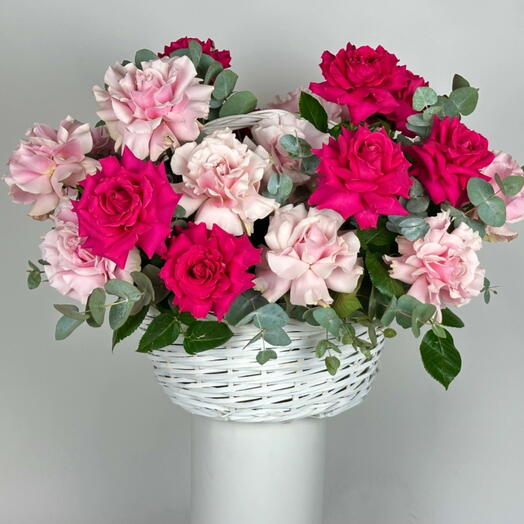 Корзина из 51 роскошной классической розы розового или бледно-розового цвета для годовщины или