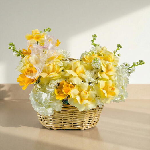 Золотая корзина - роскошная композиция из роз и гортензий