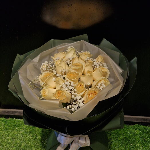 Зелёно-кремовый букет роз