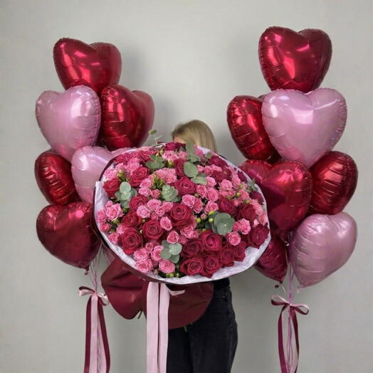 Роскошный букет из красных и розовых роз – 51 красная роза, 50 розовых спрей-роз с набором воздушных шаров