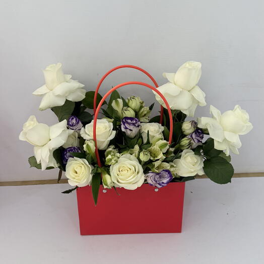 Белая композиция в сумке