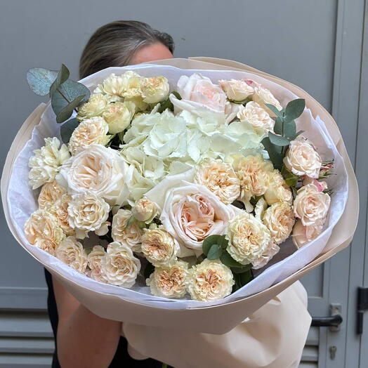Bouquet with spray roses and parfume rose