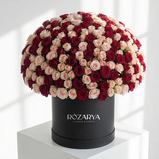 Алый Румянец Большой Купол: Фирменная Шляпная Коробка с Розами