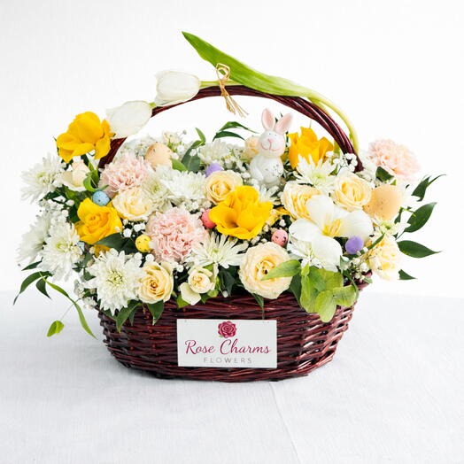 Пасхальная весенняя корзина с зайчиком и цветами