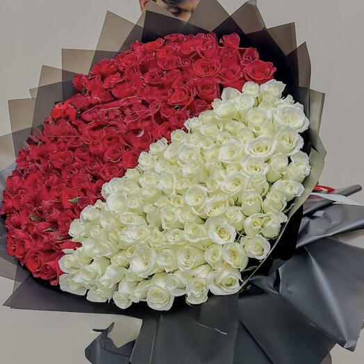 Bouquet distingué de 101 roses rouges et blanches