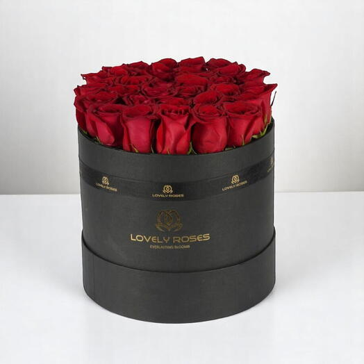 Свежие розы в круглой коробке