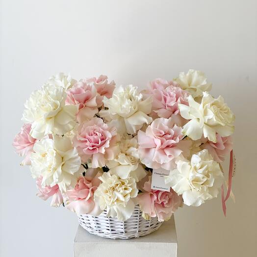 Цветы в корзине розовые и белые французские розы