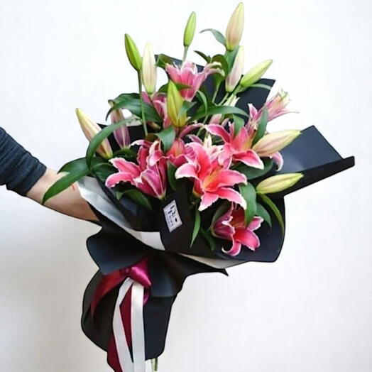 Букет из розовых лилий