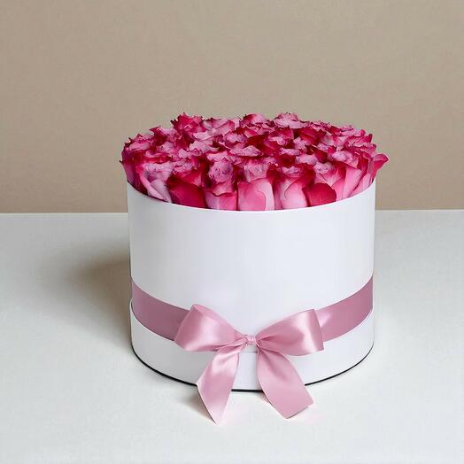 Фиолетовые розы в белой коробке