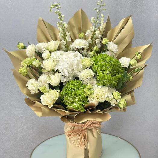 Elegant ivory and green bouquet